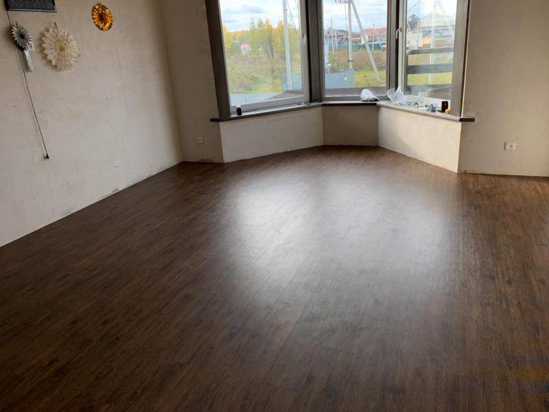 Укладка кварцвиниловой плитки LG в коттедже